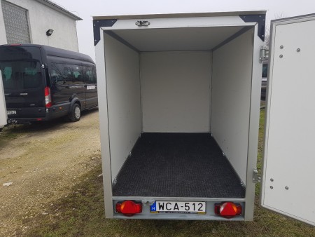 Humbaur típusú, Német gyártmányú zárt-vízhatlan utánfutó. Belső méretei, hossz: 250cm, szélesség: 130cm, magasság: 150cm. Az utánfutó ürtartalma 4,875 köbméter.
