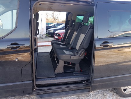 Kétoldali tolóajtó fellépőkkel, extra lábtér