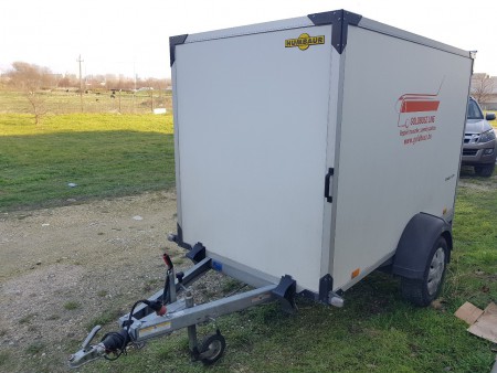 Humbaur típusú, Német gyártmányú zárt-vízhatlan, 1 éves utánfutó. Belső méretei, hossz: 250cm, szélesség: 130cm, magasság: 150cm. Az utánfutó ürtartalma 4,875 köbméter. 