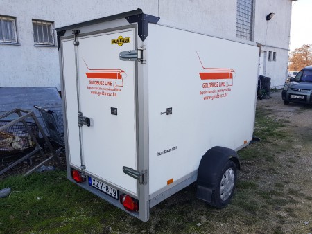 Humbaur típusú, Német gyártmányú zárt-vízhatlan, 1 éves utánfutó. Belső méretei, hossz: 250cm, szélesség: 130cm, magasság: 150cm. Az utánfutó ürtartalma 4,875 köbméter.